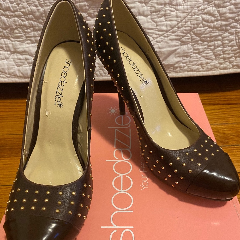 NEW! Shoe Dazzle embellished pumps, Sz 6.5, Chocolate with gold details